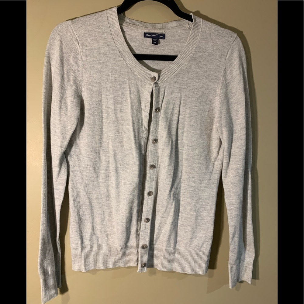 Gap light grey sweater. Barely worn. Excellent condition. Size M